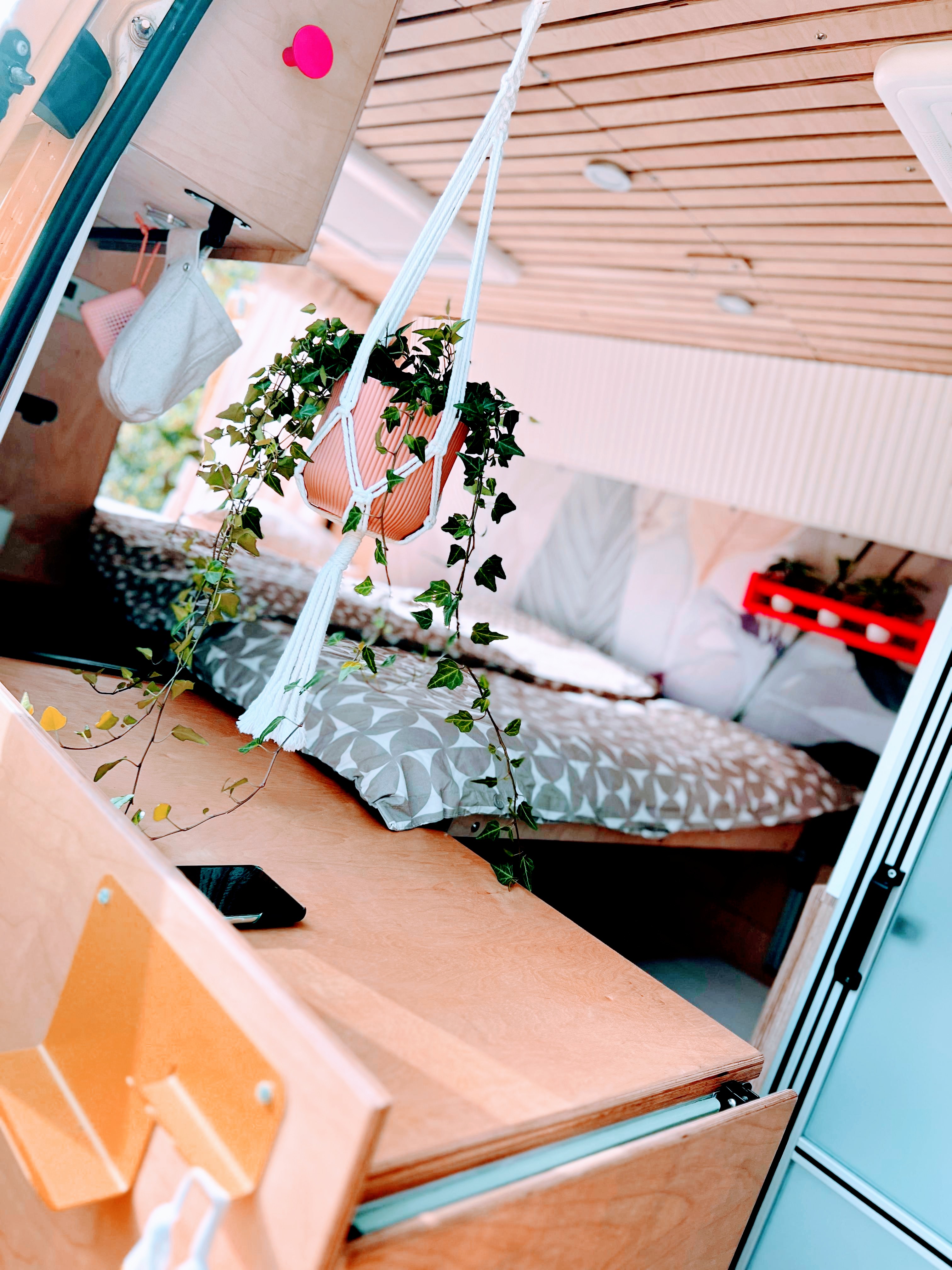 Bett mit Hängepflanze, nordic.stay.camper