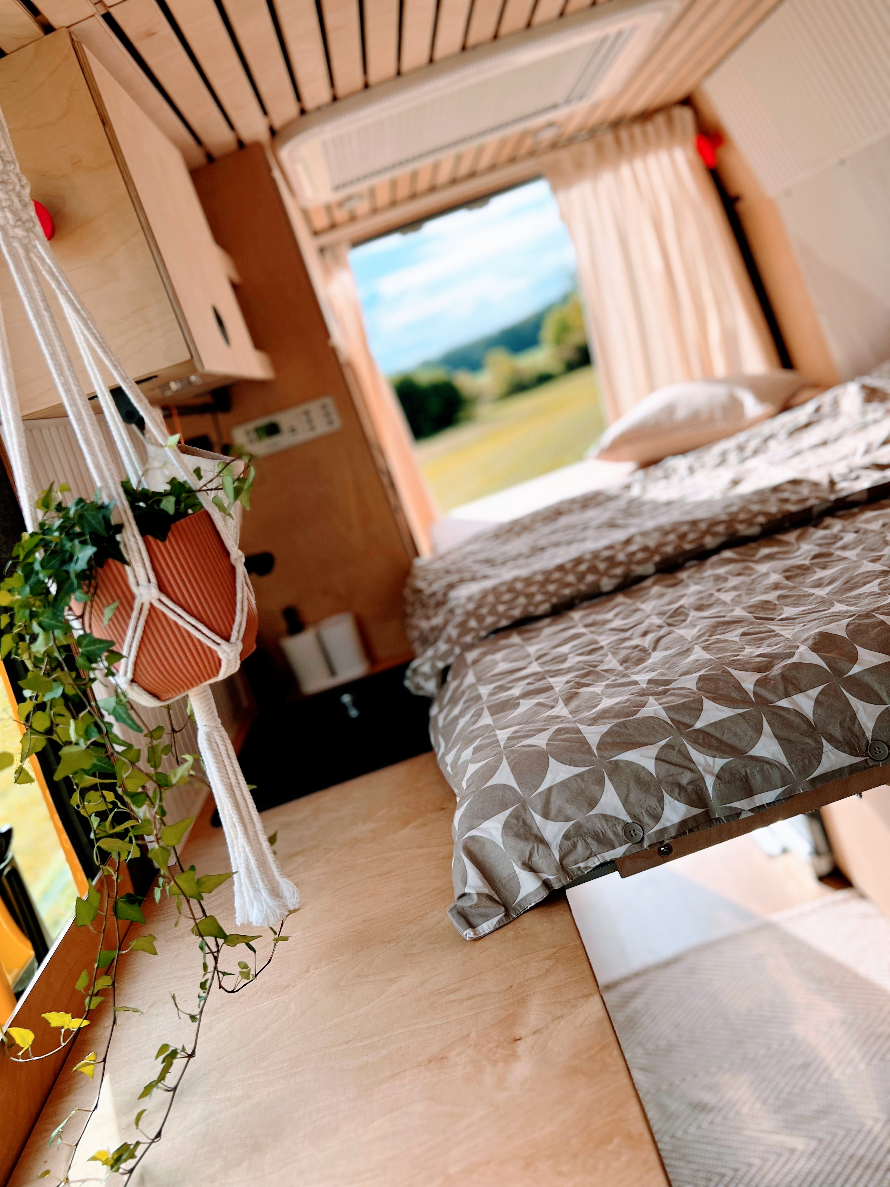 Bett mit Ausblick, nordic.stay.camper