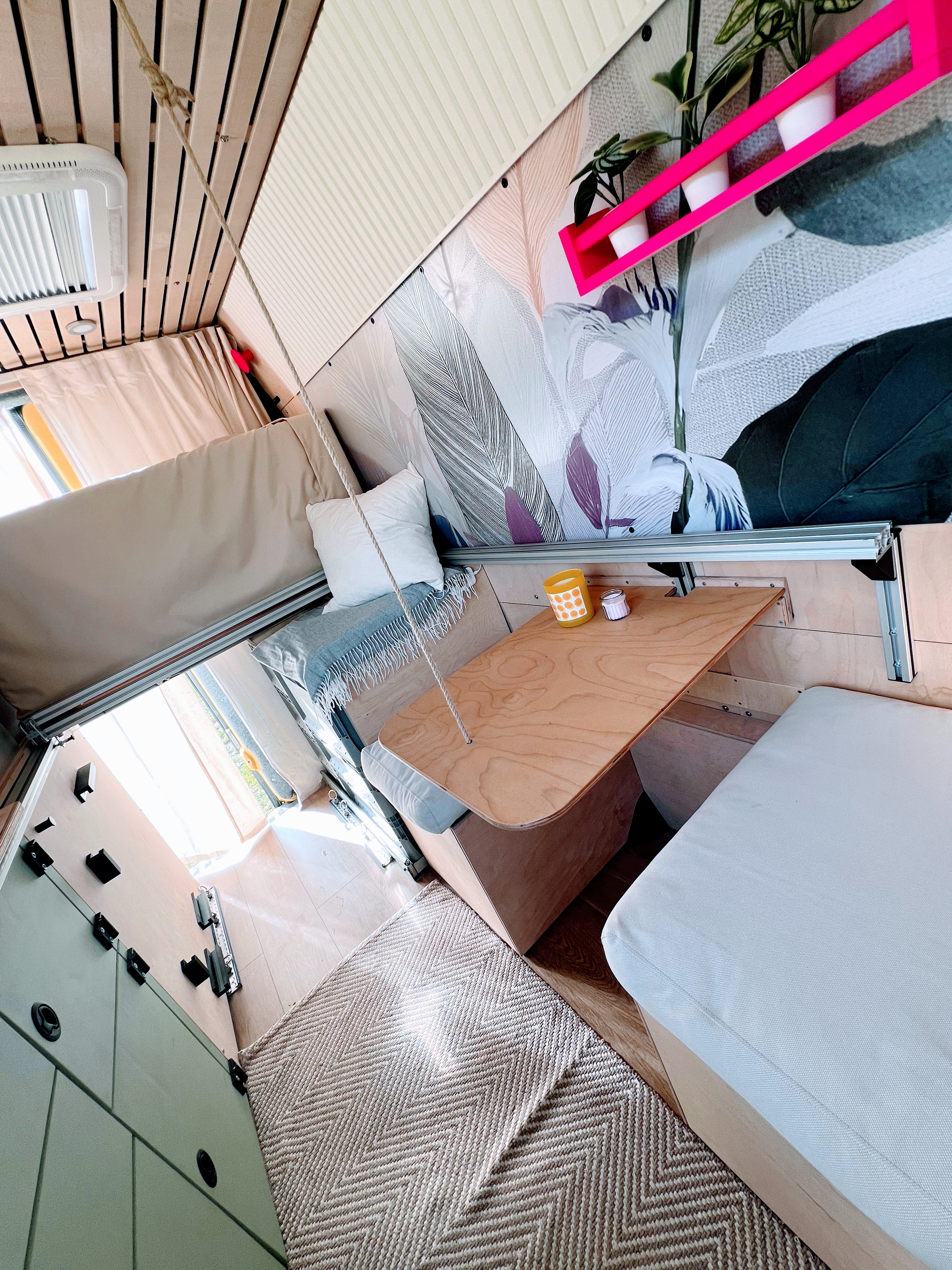 Sitzecke mit Tisch, nordic.stay.camper