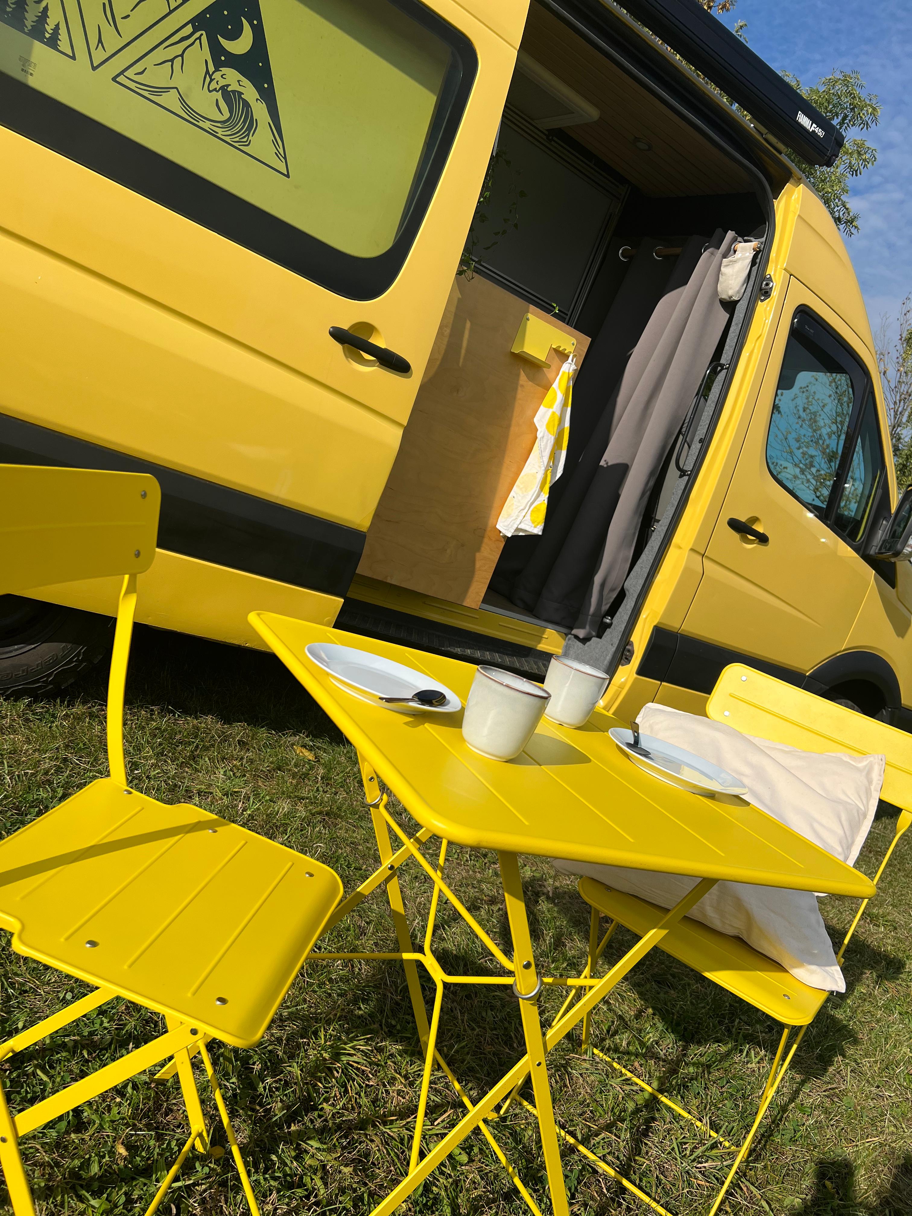 Frühstückstisch draußen, nordic.stay.camper