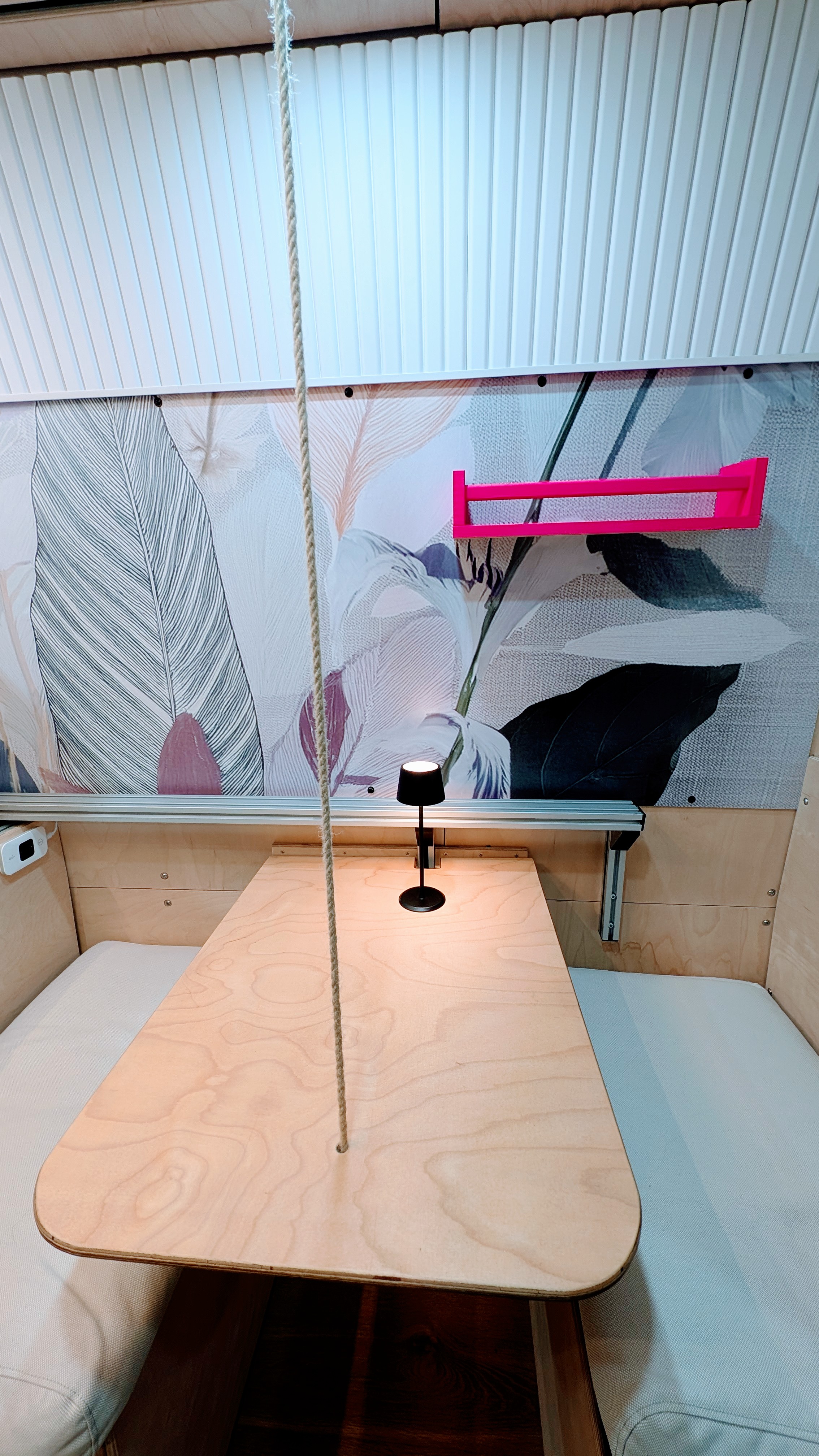 Tisch mit Leselampe, nordic.stay.camper