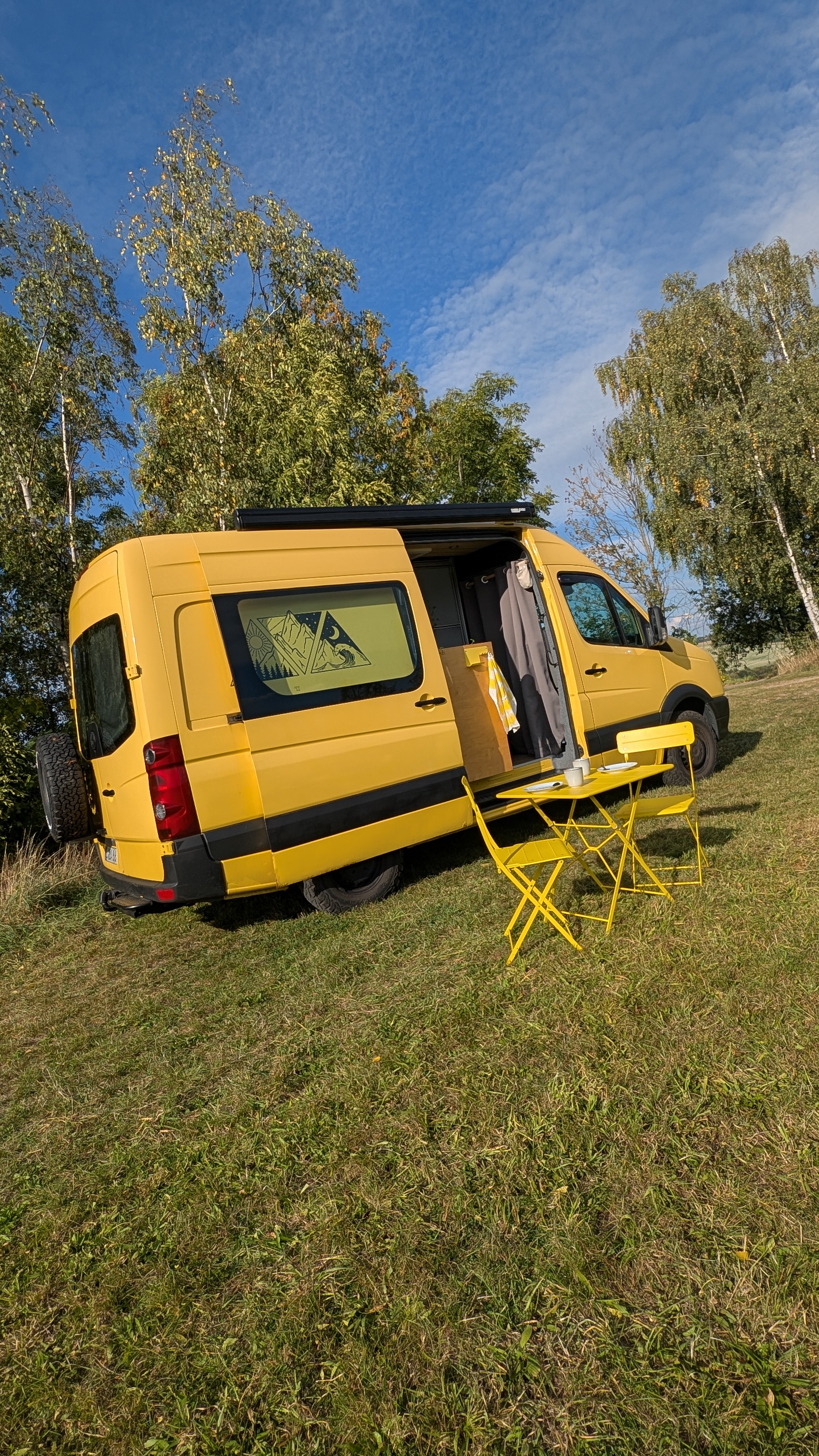 nordic.stay.camper Heckansicht mit Frühstückstisch