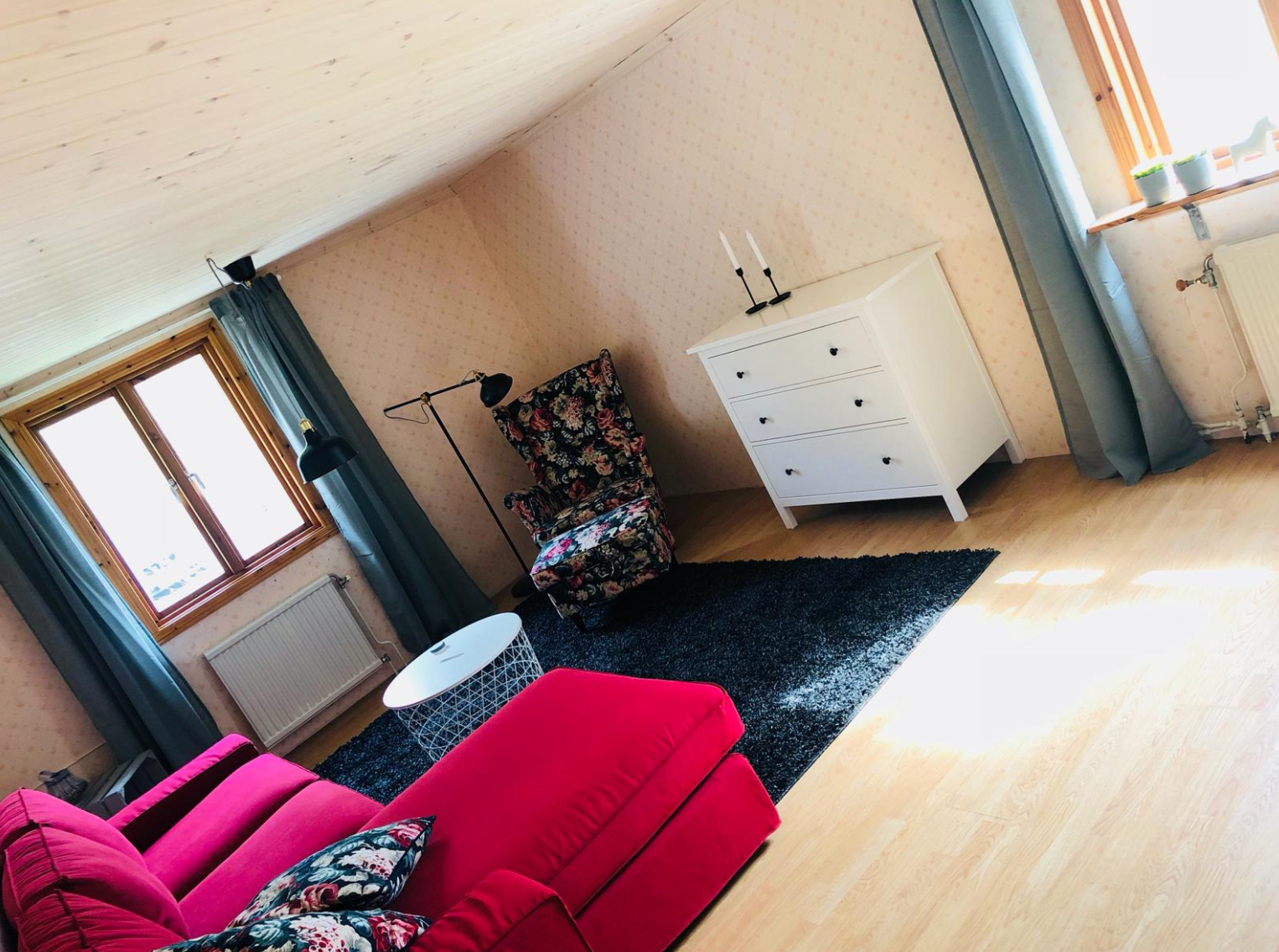 Dachgeschoss-Wohnzimmer mit rotem Sofa, Obstgarten Mörlunda