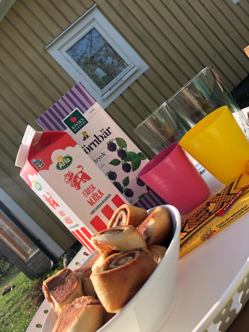 Fika auf der Terrasse Obstgarten Mörlunda