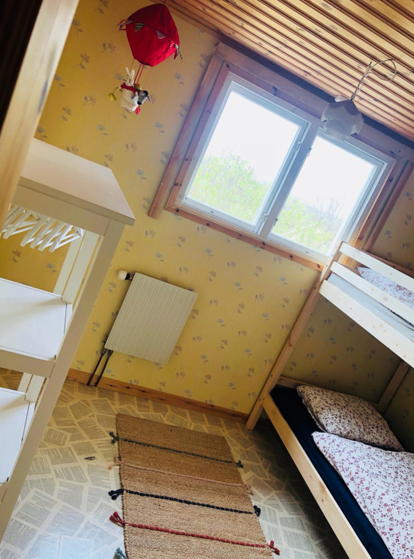 Kinderzimmer mit Etagenbett Obstgarten Mörlunda
