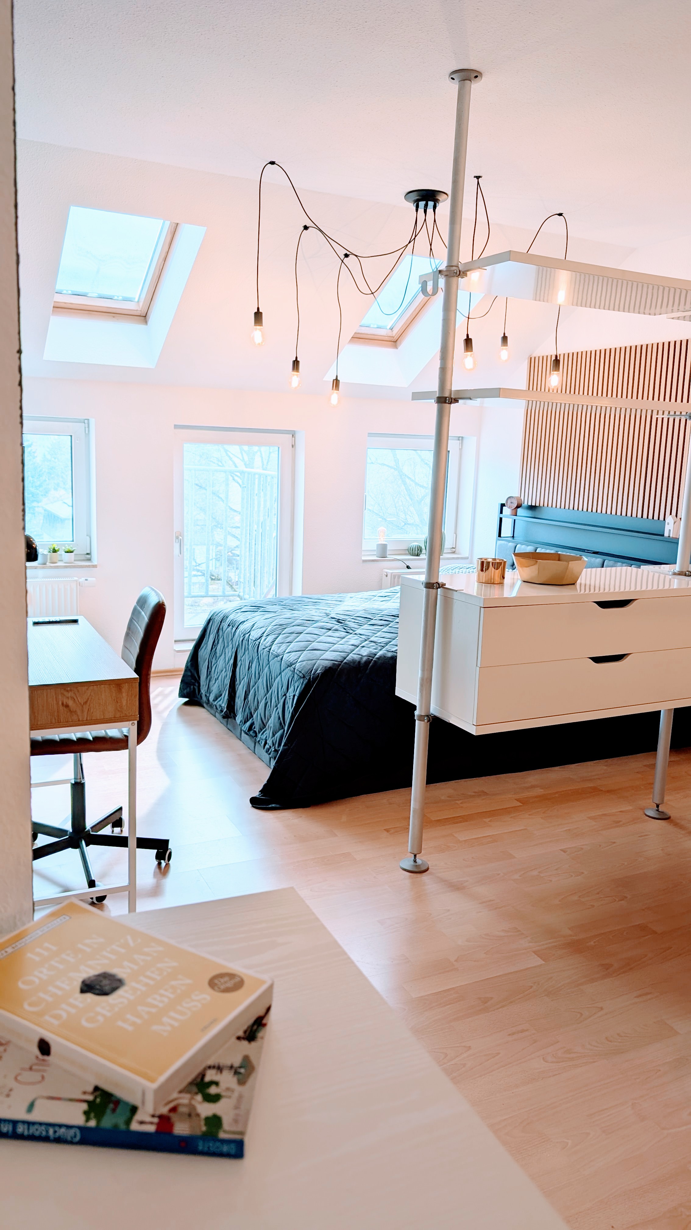 Schlafzimmer mit Hängelampen Nordic Nest