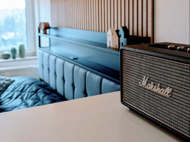 Vintage Marshall Lautsprecher auf einem modernen Tisch in einem stilvollen Raum.